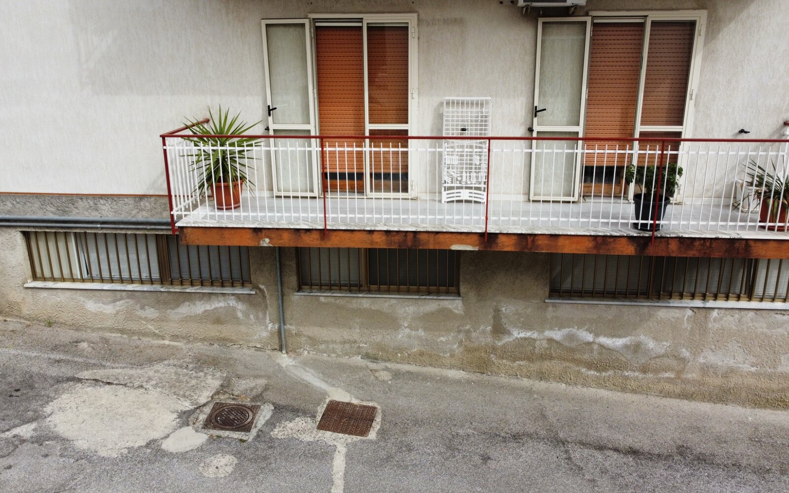Dettaglio del degrado di un sottobalcone prima dell'intervento