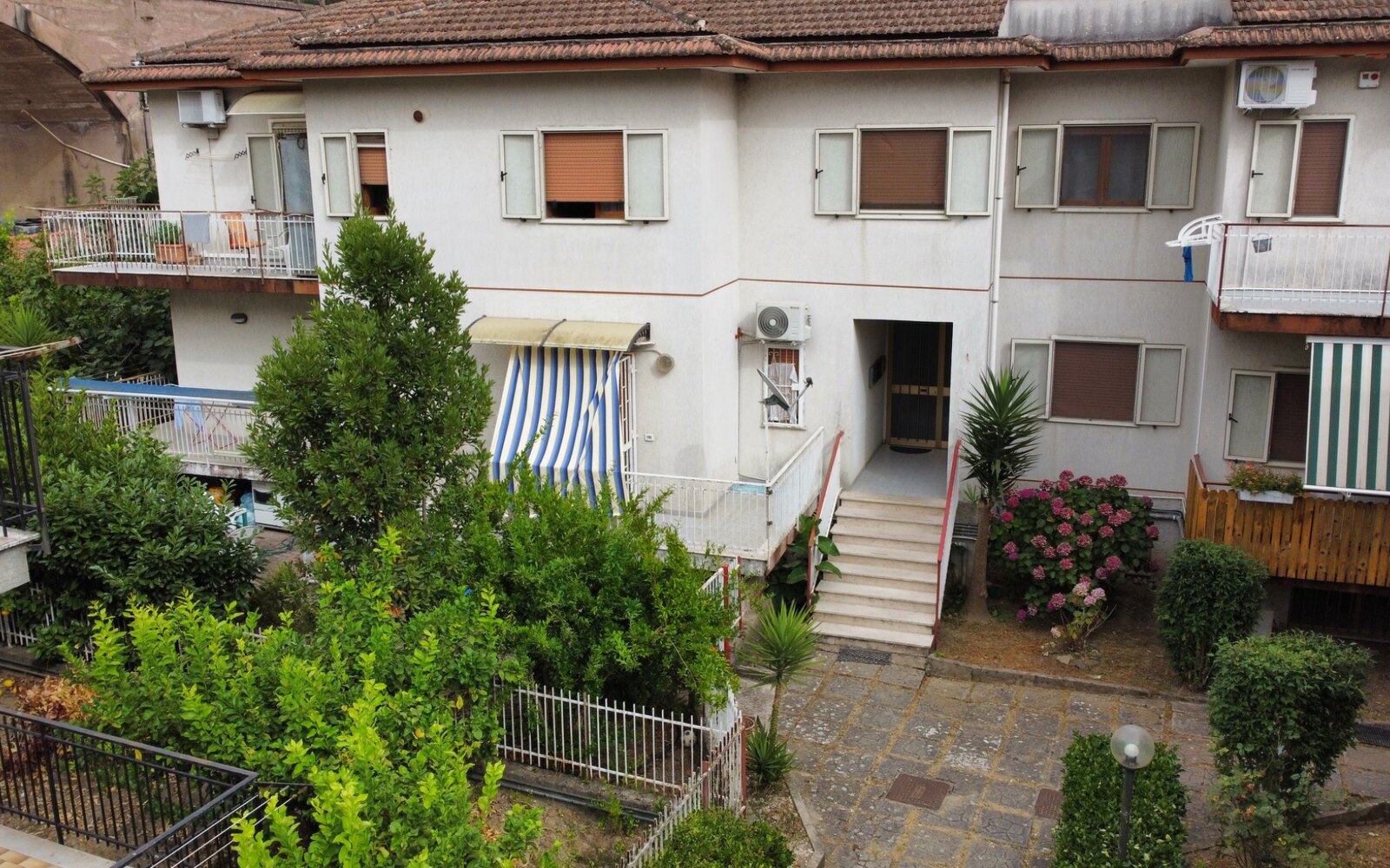 Facciata del Condominio Vignagrande ad Agropoli prima della riqualificazione