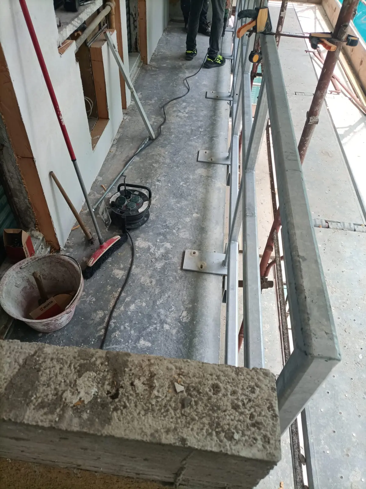 Avanzamento del cappotto termico sulla facciata del Condominio Sarfatti