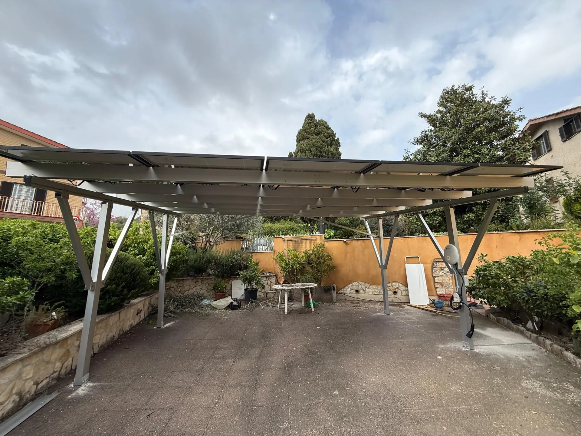 Struttura metallica di carport fotovoltaico con copertura a pannelli solari