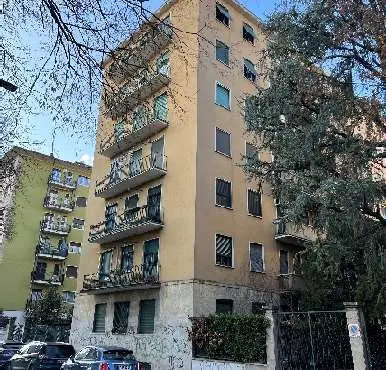 Condominio di via Sarfatti a Milano prima della riqualificazione Superbonus