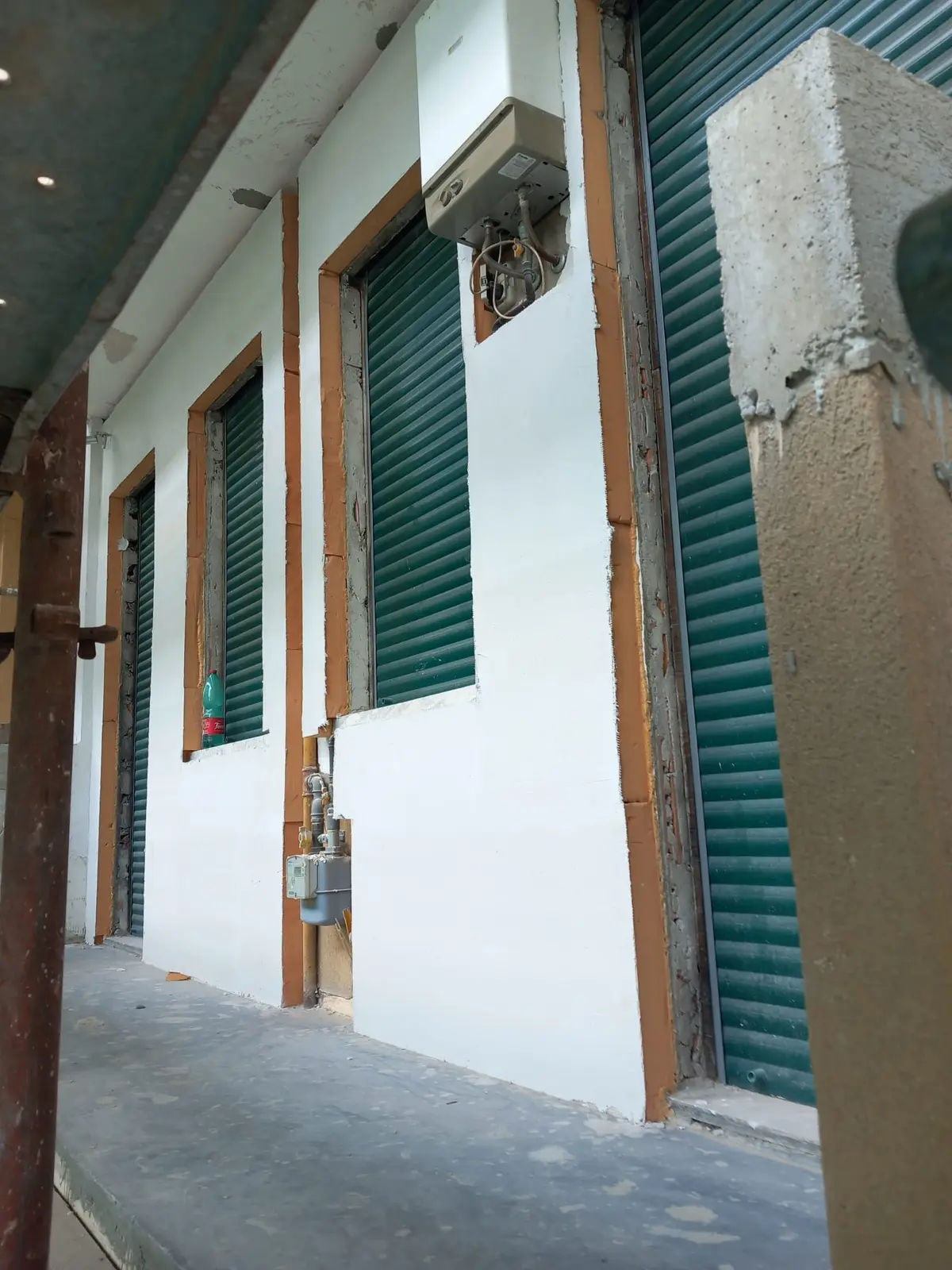 Finitura della facciata riqualificata del Condominio Sarfatti a Milano