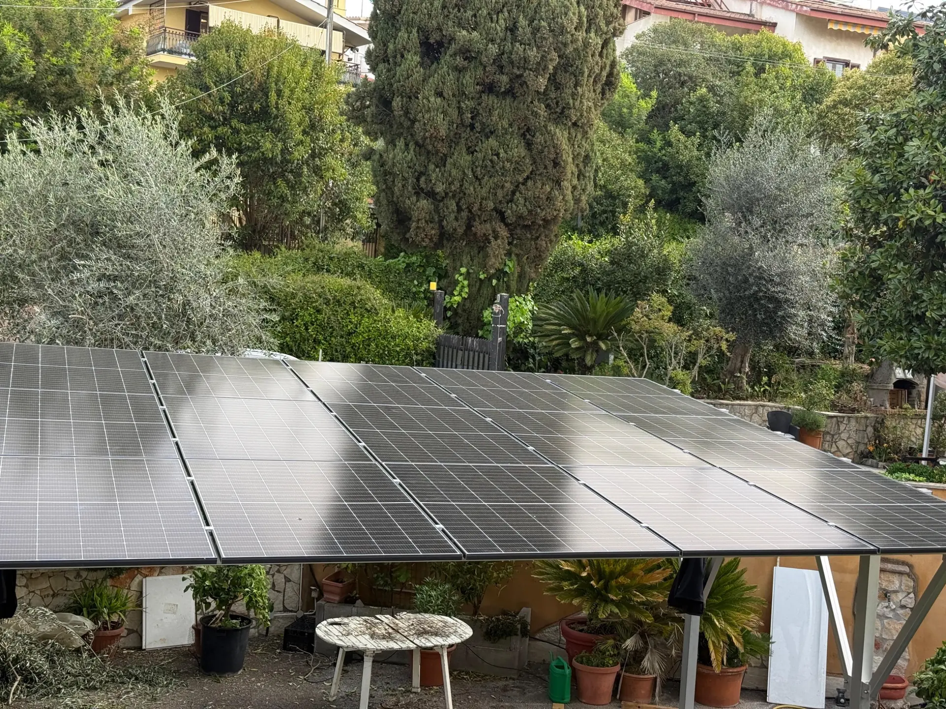 Dettaglio dei pannelli solari installati sulla pensilina fotovoltaica