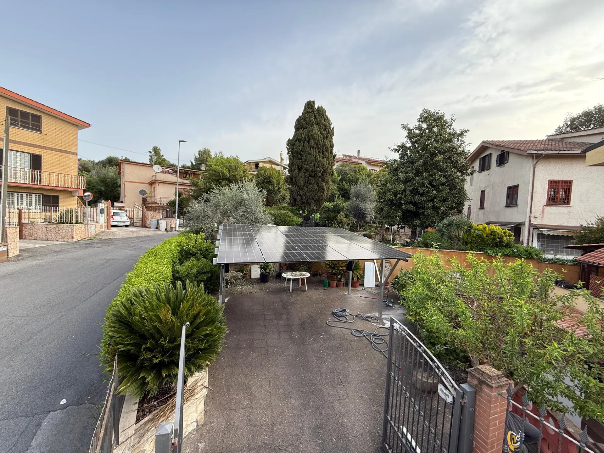 Pensilina fotovoltaica residenziale realizzata da FDGL con pannelli solari