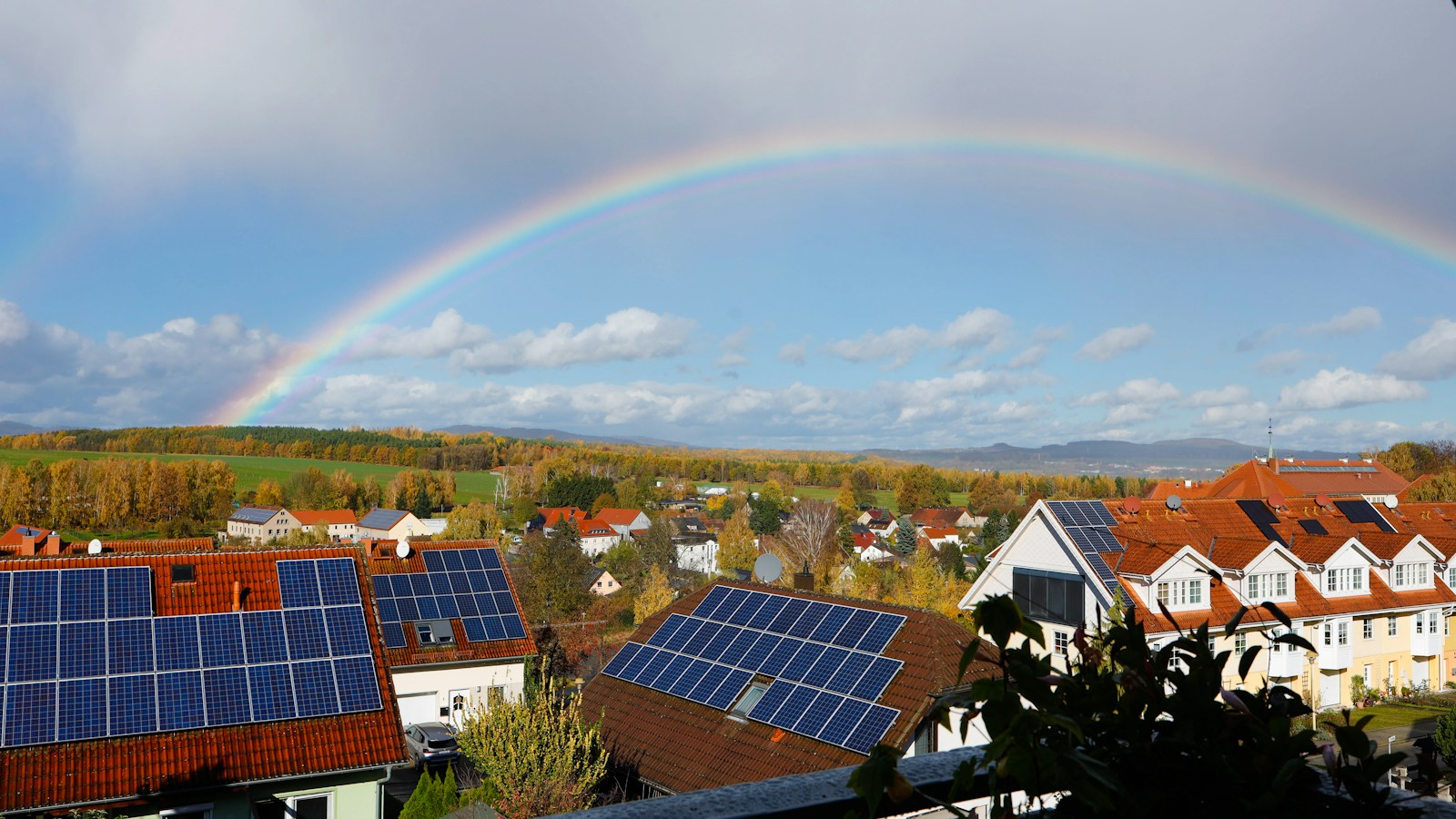Tetti con pannelli fotovoltaici: immagine illustrativa per le comunità energetiche rinnovabili